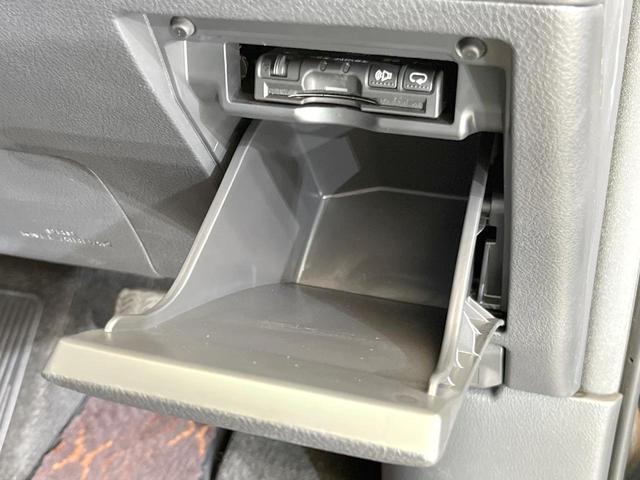 アルファード ２４０Ｓ　タイプゴールドＩＩ　アルパイン８型ナビ　両側電動ドア　禁煙車　電動リアゲート　クルコン　バックカメラ　コーナーセンサー　２列目オットマン付シート　ＡＣ１００Ｖ電源　オートライト　オートエアコン　ハーフレザーシート（58枚目）