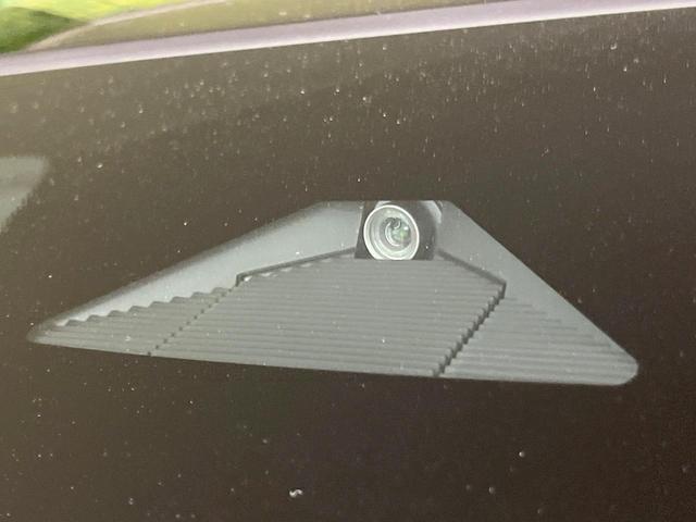 【ホンダセンシング】走行中に前方の車両等を認識し、衝突しそうな時は警報とブレーキで衝突回避と被害軽減をアシスト。より安全にドライブをお楽しみいただけます。