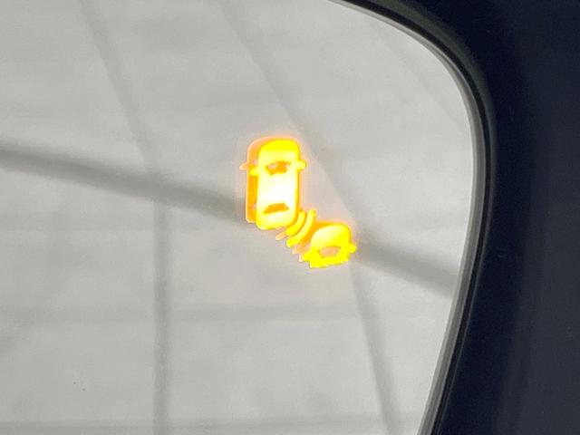 【ブラインドスポットインフォメーション】走行中、ドアミラーの死角になりやすい箇所に後続車が接近するとサイドミラー付近に警告を表示、ドライバーに注意喚起をしてくれます。