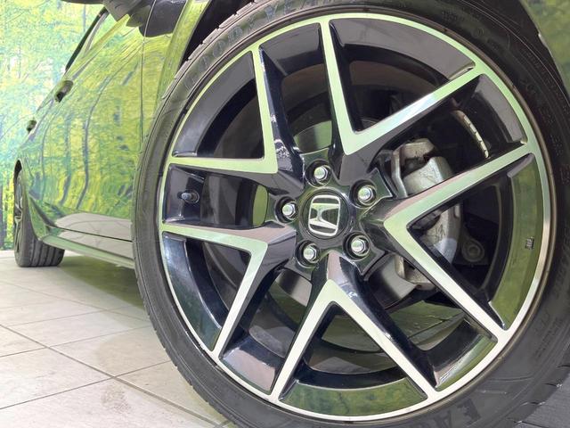 【純正１８インチアルミホイール】外観にマッチした純正アルミホイールを装着しております。各種社外アルミホイールや、スタッドレスタイヤも取扱いしております。是非ご相談ください♪