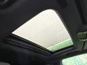 【サンルーフ】開放感たっぷりの希少装備、サンルーフが装着されています!車内に明かりを取り入れたり景色を楽しむ以外にも、車内の空気も簡単に換気できて快適です!