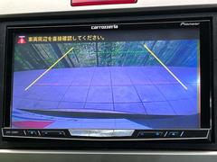 【バックカメラ】駐車時に後方がリアルタイム映像で確認できます。大型商業施設や立体駐車場での駐車時や、夜間のバック時に大活躍！運転スキルに関わらず、今や必須となった装備のひとつです！ 4