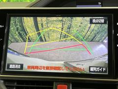 【バックカメラ】駐車時に後方がリアルタイム映像で確認できます。大型商業施設や立体駐車場での駐車時や、夜間のバック時に大活躍！運転スキルに関わらず、今や必須となった装備のひとつです！ 4