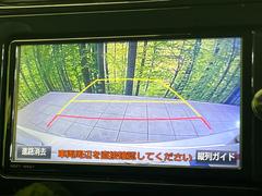 【バックカメラ】駐車時に後方がリアルタイム映像で確認できます。大型商業施設や立体駐車場での駐車時や、夜間のバック時に大活躍！運転スキルに関わらず、今や必須となった装備のひとつです！ 4