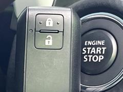【キーレススタートシステム】カバンやポケットに入れたままでもドアの施錠・解錠が可能なスマートキーを装備。エンジンのオン・オフ時もカギを取り出す必要が無いからとっても便利です♪ 6