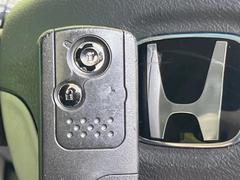 【Ｈｏｎｄａスマートキー】カバンやポケットに入れたままでもドアの施錠・解錠が可能なスマートキーを装備。エンジンのオン・オフ時もカギを取り出す必要が無いからとっても便利です♪ 3