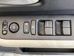 【電動格納ミラー】サイドミラーは電動格納式となっており、狭い駐車場でもキズがつくリスクを抑えられます。 6