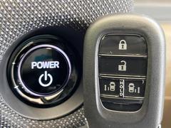 【Ｈｏｎｄａスマートキー】カバンやポケットに入れたままでもドアの施錠・解錠が可能なスマートキーを装備。エンジンのオン・オフ時もカギを取り出す必要が無いからとっても便利です♪ 6