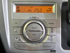 【オートエアコン】一度お好みの温度に設定すれば、車内の温度を検知し風量や温度を自動で調整。暑い…寒い…と何度もスイッチ操作をする必要はありません。快適な車内空間には必須の機能ですね♪ 6