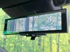 【インテリジェントルームミラー】後席の大きな荷物や同乗者で後方が確認しづらい時でも安心！カメラが撮影した車両後方の映像をルームミラー内に表示。クリアな視界で状況の確認が可能です！ 5