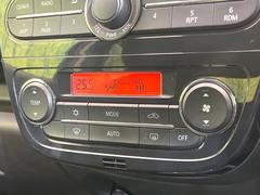 【オートエアコン】一度お好みの温度に設定すれば、車内の温度を検知し風量や温度を自動で調整。暑い…寒い…と何度もスイッチ操作をする必要はありません。快適な車内空間には必須の機能ですね♪ 6