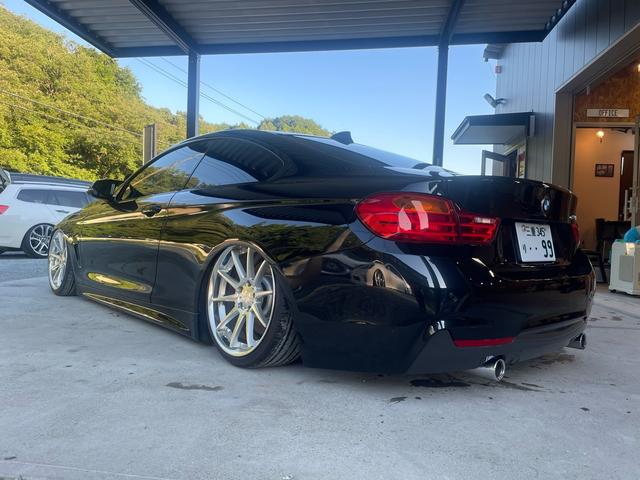 4シリーズ 435iクーペ Mスポーツ エアサス TWS19インチ サンルーフ 赤レザー(3枚目)