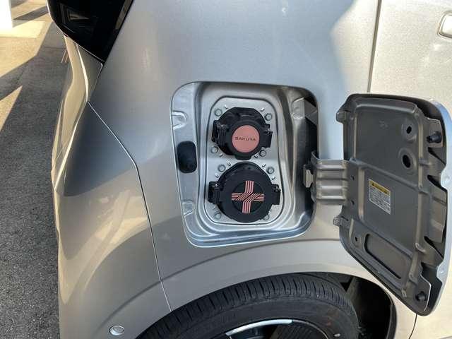 車を降りてさっと充電できるよう、車両右側に充電ポート設計。