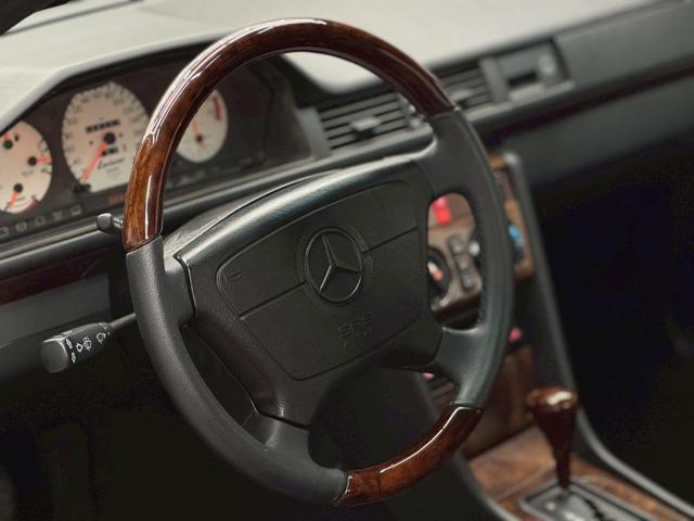 Eクラス ロリンザーワイドバージョン/レストア車/Eクラスクーペ/HRE544Cホイール/エアサスPloom+Airliftperformanceトランク部分設置ワンオフ/全塗装済/直近エンジン修繕明細あり(22枚目)