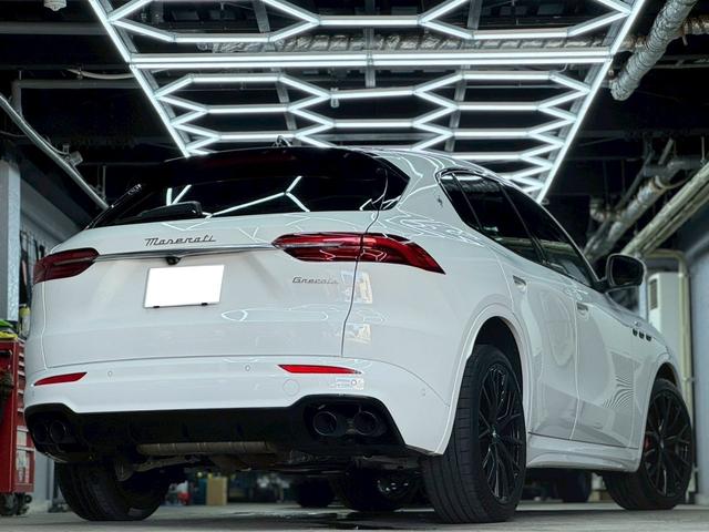 グレカーレ GT 4WD 限定車レッドレザー 右ハンドル 21インチクリオグロッシーブラックAW クライメートPKG スポーツデザインPKG アンビエントライト (ビアンコ)(5枚目)