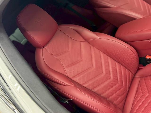 グレカーレ GT 4WD 限定車レッドレザー 右ハンドル 21インチクリオグロッシーブラックAW クライメートPKG スポーツデザインPKG アンビエントライト (ビアンコ)(7枚目)