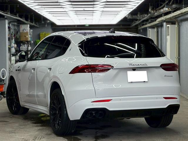 グレカーレ GT 4WD 限定車レッドレザー 右ハンドル 21インチクリオグロッシーブラックAW クライメートPKG スポーツデザインPKG アンビエントライト (ビアンコ)(13枚目)