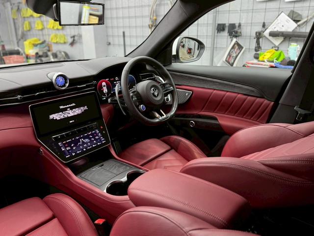 グレカーレ GT 4WD 限定車レッドレザー 右ハンドル 21インチクリオグロッシーブラックAW クライメートPKG スポーツデザインPKG アンビエントライト (ビアンコ)(19枚目)