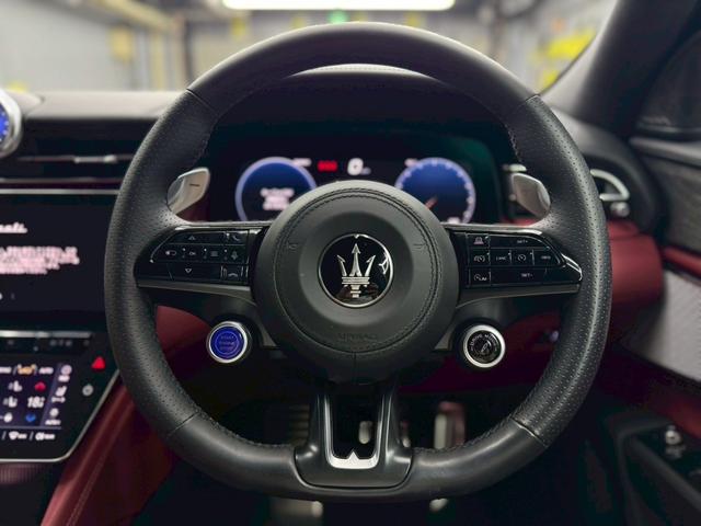 グレカーレ GT 4WD 限定車レッドレザー 右ハンドル 21インチクリオグロッシーブラックAW クライメートPKG スポーツデザインPKG アンビエントライト (ビアンコ)(21枚目)