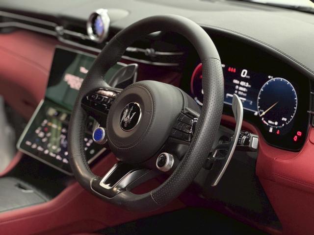 グレカーレ GT 4WD 限定車レッドレザー 右ハンドル 21インチクリオグロッシーブラックAW クライメートPKG スポーツデザインPKG アンビエントライト (ビアンコ)(22枚目)