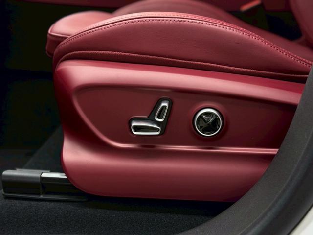 グレカーレ GT 4WD 限定車レッドレザー 右ハンドル 21インチクリオグロッシーブラックAW クライメートPKG スポーツデザインPKG アンビエントライト (ビアンコ)(41枚目)