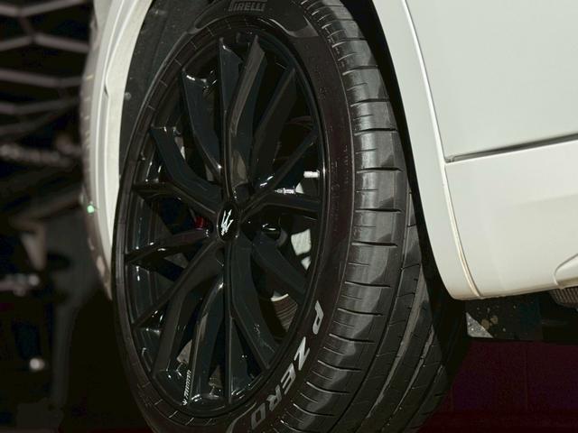 グレカーレ GT 4WD 限定車レッドレザー 右ハンドル 21インチクリオグロッシーブラックAW クライメートPKG スポーツデザインPKG アンビエントライト (ビアンコ)(58枚目)