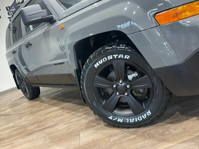 ジープ・パトリオット スポーツ　■グレー全塗装　４ＷＤ車両　前後バンパーマッドブラック塗装　ルーフレール付き　純正サイドカメラ　ホイールマッドブラック塗装　クルーズコントロール　電動格納ミラー　オレンジコーナーレンズ（30枚目）