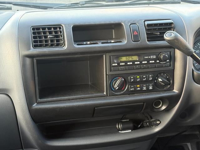 ボンゴバン ＤＸ　クリームカラー全塗装済み　４ＷＤ車輛　２列目シート　シートベルト取付可能　丸目ヘッドライトカスタム　ＭＡＸＸＩＳ新品ブロックタイヤ　木目調フロアマット　オレンジコーナーレンズ　ハイルーフ車輛（15枚目）