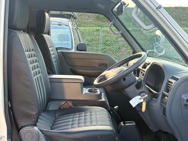 ボンゴバン ＤＸ　クリームカラー全塗装済み　４ＷＤ車輛　２列目シート　シートベルト取付可能　丸目ヘッドライトカスタム　ＭＡＸＸＩＳ新品ブロックタイヤ　木目調フロアマット　オレンジコーナーレンズ　ハイルーフ車輛（19枚目）