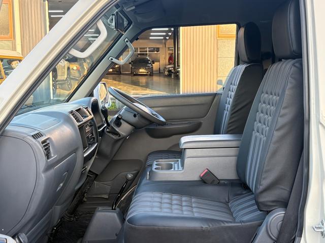 ボンゴバン ＤＸ　クリームカラー全塗装済み　４ＷＤ車輛　２列目シート　シートベルト取付可能　丸目ヘッドライトカスタム　ＭＡＸＸＩＳ新品ブロックタイヤ　木目調フロアマット　オレンジコーナーレンズ　ハイルーフ車輛（23枚目）