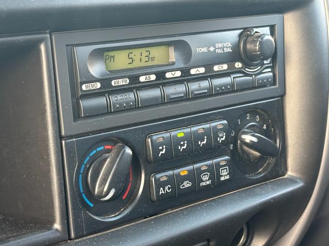 ボンゴバン ＤＸ　クリームカラー全塗装済み　４ＷＤ車輛　２列目シート　シートベルト取付可能　丸目ヘッドライトカスタム　ＭＡＸＸＩＳ新品ブロックタイヤ　木目調フロアマット　オレンジコーナーレンズ　ハイルーフ車輛（40枚目）