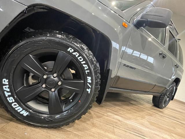ジープ・パトリオット アルティテュード　■グレーカラー全塗装済み　４ＷＤ車輌　ＲＡＤＩＡＬ　Ｍ／Ｔタイヤ新品　ルーフキャリア付き　純正ホイールマットブラック塗装　サイドカメラ　ナビ　バックカメラ　ＥＴＣ（13枚目）