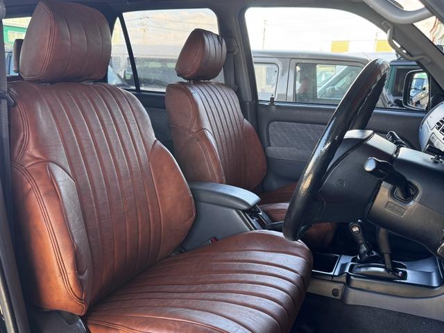 ハイラックスサーフ SSR-X ブラックカラー全塗装済み ナロースタイル 4WD車輌 輸出用ホイール RENEGADE新品タイヤ 前後メッキバンパー ブラウンシートカバー TOYOTAエンブレム(22枚目)