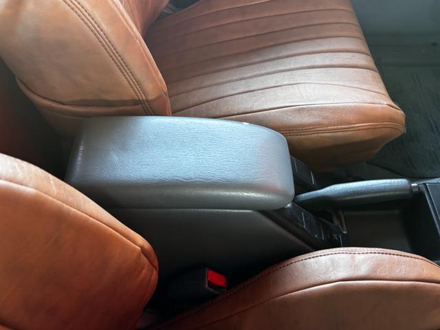 ハイラックスサーフ SSR-X ブラックカラー全塗装済み ナロースタイル 4WD車輌 輸出用ホイール RENEGADE新品タイヤ 前後メッキバンパー ブラウンシートカバー TOYOTAエンブレム(47枚目)