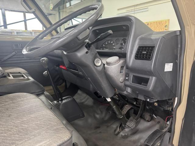 バネットバン サンドベージュ全塗装 4WD 角目ヘッドライト ディーゼル車両 MAXXIS新品ブロックタイヤ 前後バンパーマッドブラック塗装 スチールホイールマッドブラック塗装 オレンジコーナーレンズ(16枚目)