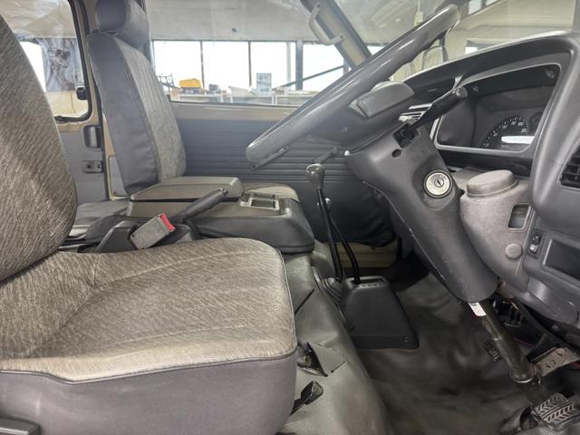 バネットバン サンドベージュ全塗装 4WD 角目ヘッドライト ディーゼル車両 MAXXIS新品ブロックタイヤ 前後バンパーマッドブラック塗装 スチールホイールマッドブラック塗装 オレンジコーナーレンズ(17枚目)