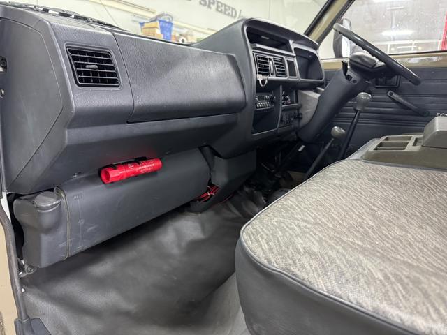 バネットバン サンドベージュ全塗装 4WD 角目ヘッドライト ディーゼル車両 MAXXIS新品ブロックタイヤ 前後バンパーマッドブラック塗装 スチールホイールマッドブラック塗装 オレンジコーナーレンズ(20枚目)