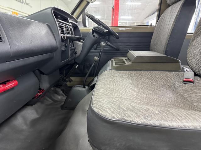 バネットバン サンドベージュ全塗装 4WD 角目ヘッドライト ディーゼル車両 MAXXIS新品ブロックタイヤ 前後バンパーマッドブラック塗装 スチールホイールマッドブラック塗装 オレンジコーナーレンズ(21枚目)