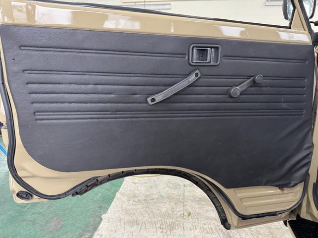 バネットバン サンドベージュ全塗装 4WD 角目ヘッドライト ディーゼル車両 MAXXIS新品ブロックタイヤ 前後バンパーマッドブラック塗装 スチールホイールマッドブラック塗装 オレンジコーナーレンズ(23枚目)