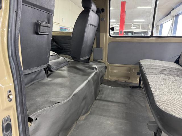 バネットバン サンドベージュ全塗装 4WD 角目ヘッドライト ディーゼル車両 MAXXIS新品ブロックタイヤ 前後バンパーマッドブラック塗装 スチールホイールマッドブラック塗装 オレンジコーナーレンズ(24枚目)