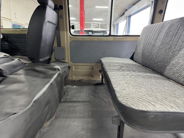 バネットバン サンドベージュ全塗装 4WD 角目ヘッドライト ディーゼル車両 MAXXIS新品ブロックタイヤ 前後バンパーマッドブラック塗装 スチールホイールマッドブラック塗装 オレンジコーナーレンズ(25枚目)