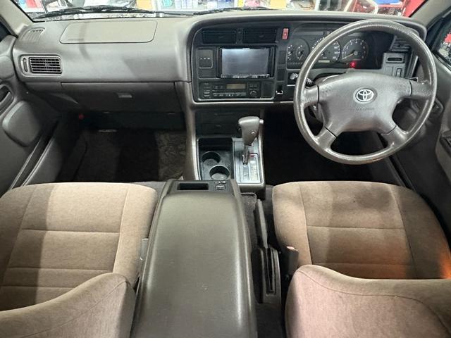 ハイエースワゴン スーパーカスタムG クリームカラー全塗装済み デイトナホイール新品 フルフラット 社外ナビ取付済み 新品ホワイトリボンタイヤ バンパーメッキ調塗装済み カリフォルニアミラー取付済み(13枚目)