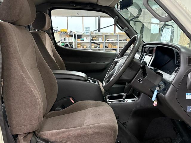 ハイエースワゴン スーパーカスタムG クリームカラー全塗装済み デイトナホイール新品 フルフラット 社外ナビ取付済み 新品ホワイトリボンタイヤ バンパーメッキ調塗装済み カリフォルニアミラー取付済み(18枚目)