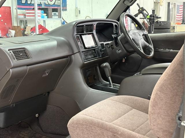 ハイエースワゴン スーパーカスタムG クリームカラー全塗装済み デイトナホイール新品 フルフラット 社外ナビ取付済み 新品ホワイトリボンタイヤ バンパーメッキ調塗装済み カリフォルニアミラー取付済み(20枚目)