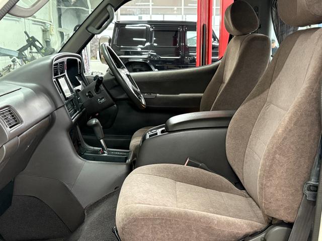 ハイエースワゴン スーパーカスタムG クリームカラー全塗装済み デイトナホイール新品 フルフラット 社外ナビ取付済み 新品ホワイトリボンタイヤ バンパーメッキ調塗装済み カリフォルニアミラー取付済み(21枚目)