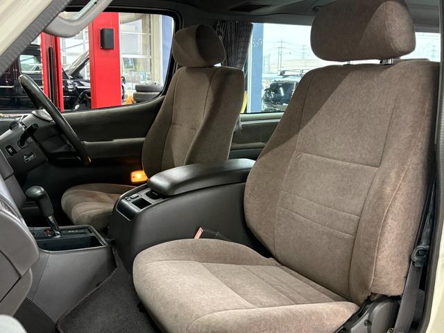 ハイエースワゴン スーパーカスタムG クリームカラー全塗装済み デイトナホイール新品 フルフラット 社外ナビ取付済み 新品ホワイトリボンタイヤ バンパーメッキ調塗装済み カリフォルニアミラー取付済み(22枚目)