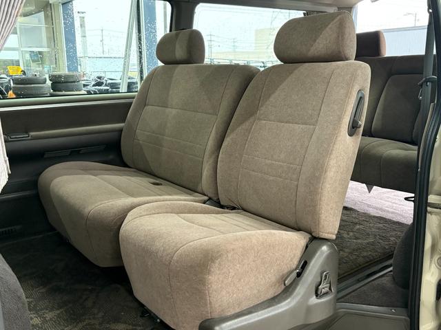 ハイエースワゴン スーパーカスタムG クリームカラー全塗装済み デイトナホイール新品 フルフラット 社外ナビ取付済み 新品ホワイトリボンタイヤ バンパーメッキ調塗装済み カリフォルニアミラー取付済み(23枚目)