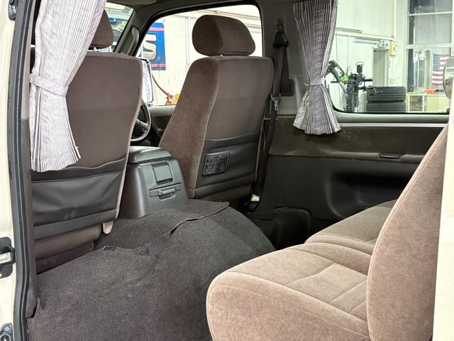 ハイエースワゴン スーパーカスタムG クリームカラー全塗装済み デイトナホイール新品 フルフラット 社外ナビ取付済み 新品ホワイトリボンタイヤ バンパーメッキ調塗装済み カリフォルニアミラー取付済み(25枚目)