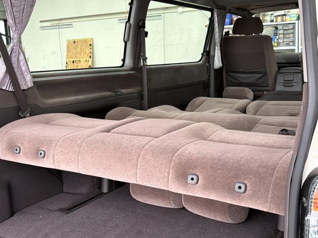 ハイエースワゴン スーパーカスタムG クリームカラー全塗装済み デイトナホイール新品 フルフラット 社外ナビ取付済み 新品ホワイトリボンタイヤ バンパーメッキ調塗装済み カリフォルニアミラー取付済み(30枚目)