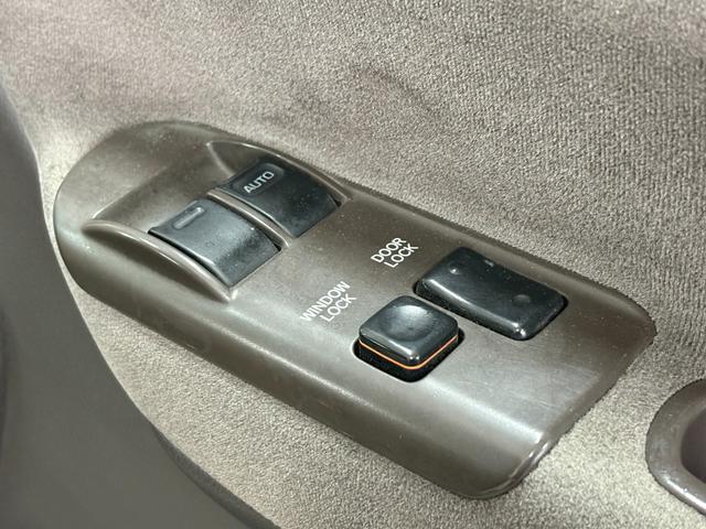 ハイエースワゴン スーパーカスタムG クリームカラー全塗装済み デイトナホイール新品 フルフラット 社外ナビ取付済み 新品ホワイトリボンタイヤ バンパーメッキ調塗装済み カリフォルニアミラー取付済み(42枚目)